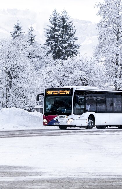 Verschiedene Skibuslinien bringen Sie gut und sicher, vor allem aber entspannt zu den Talstationen | © Kitzsteinhorn