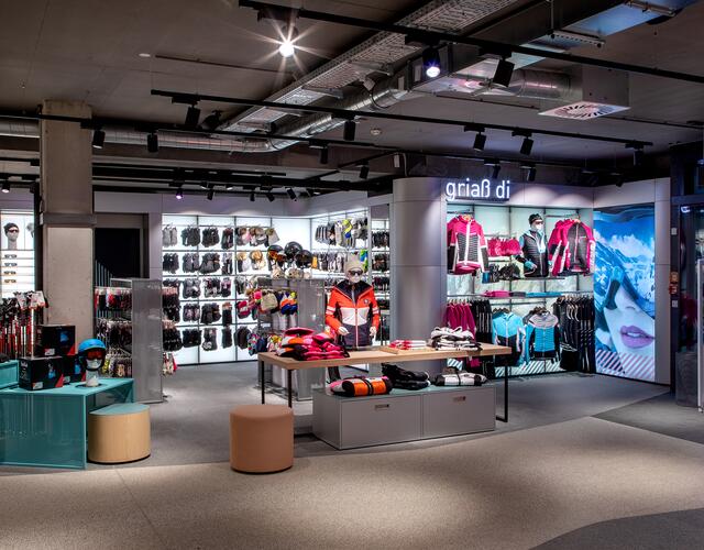 Interior view of a sports shop with ski clothing and accessories | © Bründl/Nikolaus Faistauer